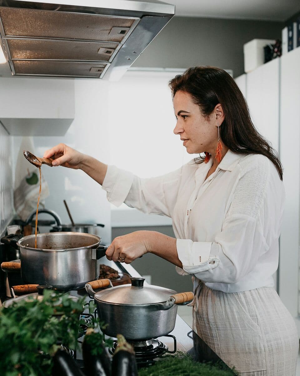 Una mujer cocina en la cocina de su casa