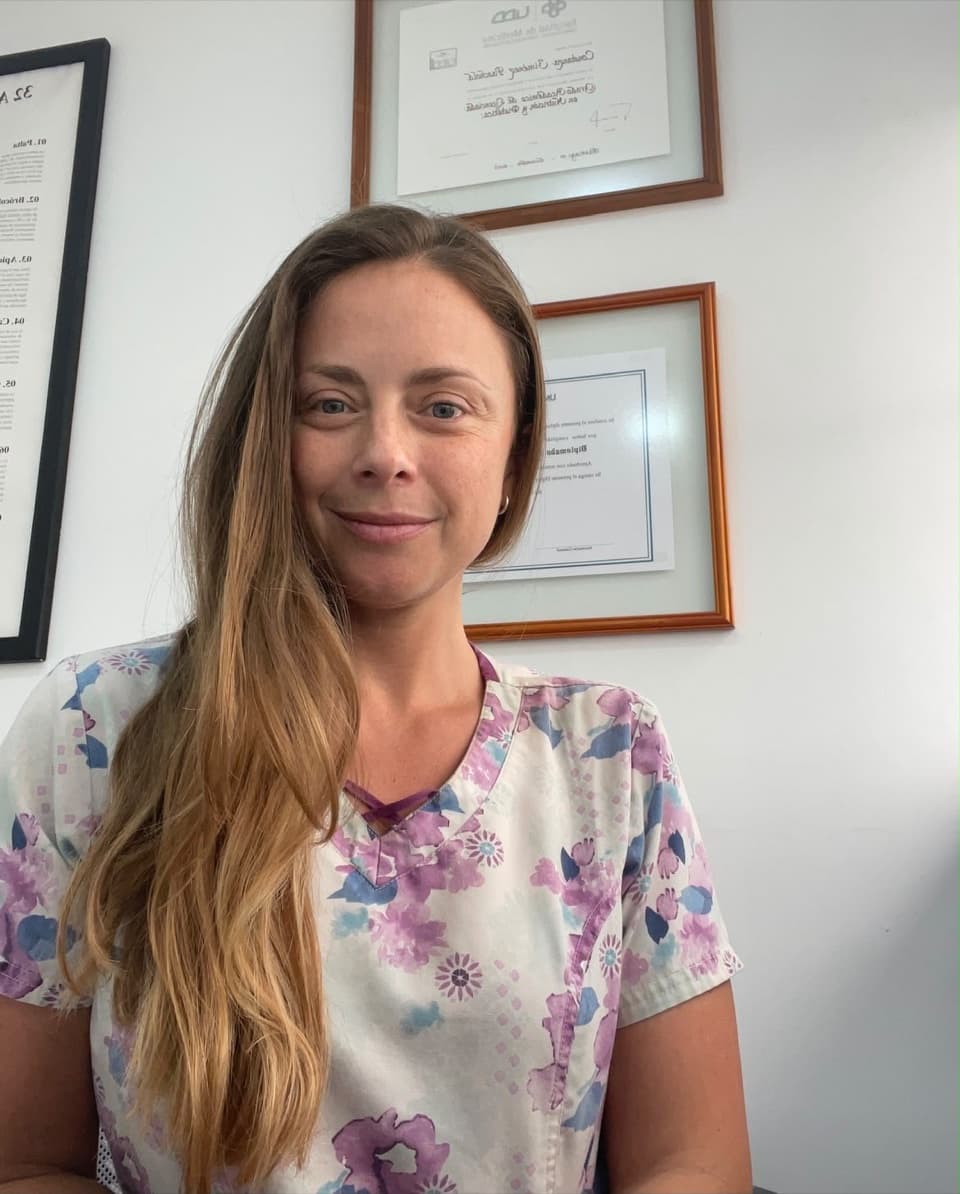 Constanza Jiménez Paschold en su consulta, con sus títulos en la pared